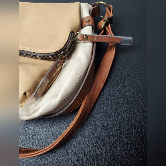 New Time and Tru Dayana Essential Crossbody Bag with Adjustable Strap Beige Tan - Picture 4 of 10